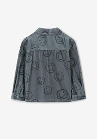 Grijze corduroy shirt met een glimlachend gezicht patroon, met een kraag en knopenmanchetten, zichtbare textuur en zachte stof.