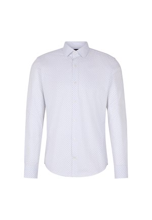 Biała koszula z długim rękawem, zapinana na guziki, z delikatnym niebieskim wzorem w kropki, klasycznym kołnierzykiem i zapięciem na guziki z przodu. Gładka textura materiału.