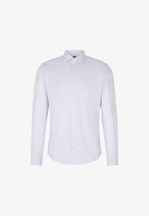 Biała koszula z długim rękawem, zapinana na guziki, z delikatnym niebieskim wzorem w kropki, klasycznym kołnierzykiem i zapięciem na guziki z przodu. Gładka textura materiału.