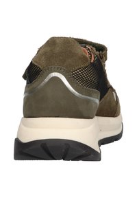 Zielono-oliwkowe i czarne sneakersy z zamszową i siateczkową cholewką, białą podeszwą i czarną gumową podeszwą zewnętrzną, pokazane z tyłu.