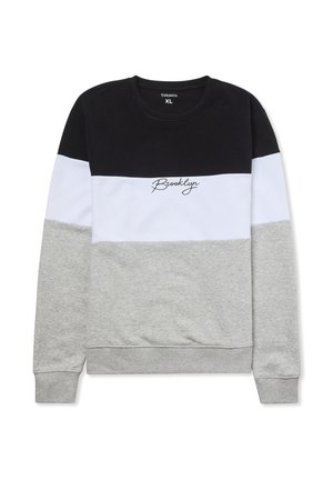 Felpa con blocchi di colore nero, bianco e grigio, con scollatura rotonda, maniche lunghe e la scritta "Brooklyn" ricamata in corsivo sul petto.
