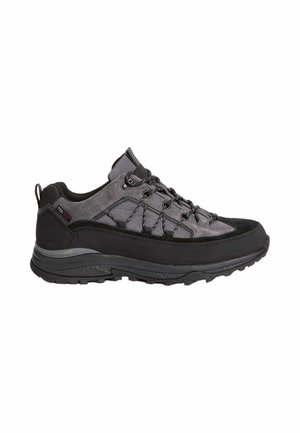 Zapato de senderismo negro y gris con suela texturizada, cuello acolchado, cierre de cordones y lengüeta en el talón sobre fondo blanco.