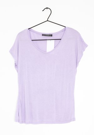 Liliowa koszulka z krótkim rękawem o szerokim dekolcie i miękkim, lekkim materiale. Charakteryzuje się luźnym krojem i bocznymi rozcięciami dla wygody.