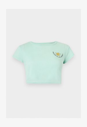 Mätová rebrovaná krátka tričko s krátkymi rukávmi a malou žltou slnečnou grafikou s textom v hornej ľavej časti hrudníka.