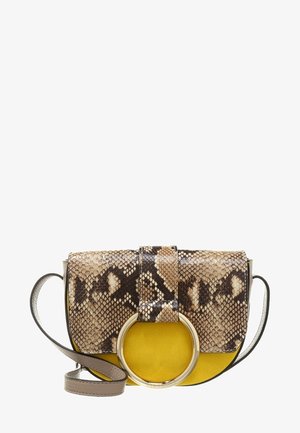 Torebka na ramię z żółtym zamszowym dołem, klapką w wężowy wzór, dużym złotym pierścieniem oraz szarym regulowanym skórzanym paskiem.