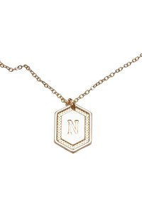 Gullfarget halskjede med en heksagonal anheng som har et hevet bokstav "N" i midten, detaljert kant og sammenkoblet kjededesign.