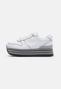 Bílé platformové tenisky se stříbrným lemováním, silnou pruhovanou šedou podrážkou, tkaničkami a logem "Tommy Hilfiger" na boku a patě.