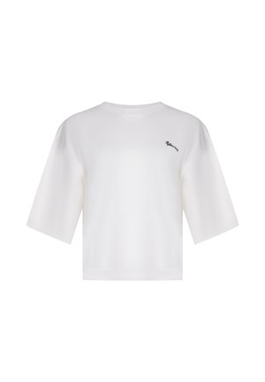 T-shirt blanc court à manches courtes avec une coupe décontractée et un petit texte de logo noir sur le haut gauche de la poitrine.