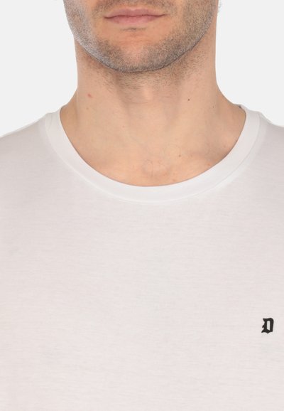 T-shirt bianca in cotone con collo a giro. Presenta un piccolo logo nero sulla parte sinistra del petto, texture liscia e vestibilità classica.