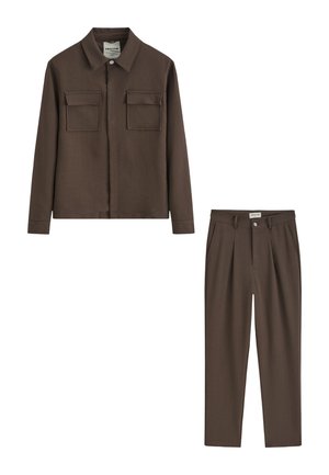 Veste marron à boutons avec deux poches poitrine à rabat, assortie à un pantalon plissé assorti.