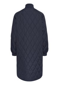 Manteau matelassé bleu marine avec un motif en losanges, col haut et poignets côtelés. Présente un design mi-long pour la chaleur et la couverture.