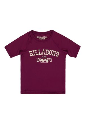 Bordowa koszulka z krótkim rękawem Billabong rash guard z białym napisem „BILLABONG since 1973” i logo fali na przodzie.