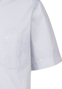 Camicia a maniche corte, strutturata, di colore azzurro chiaro con un piccolo motivo a rombi di colore blu scuro. Caratterizzata da una vestibilità comoda e da un tessuto morbido.