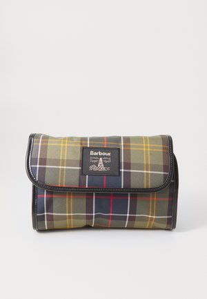 Vouwbare Barbour-pouch met zwarte afwerking, voorzien van een groen, marineblauw, geel, rood en wit tartanruitpatroon en een centraal logo-patch.