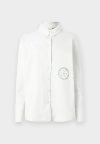 Cămașă albă cu guler clasic și mâneci lungi, având două modele decorative brodate. Țesătură moale și texturată.