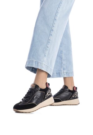 Baskets noires et brunes avec une tige en daim et en cuir, accents en imprimé léopard et talon rouge contrastant. Comprend un design à lacets et un détail de logo.