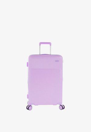 Paarse harde koffer met verticaal geribbeld ontwerp, uitschuifbaar handvat en vier dubbele wielen voor mobiliteit. Ritssluiting met minimale accenten.