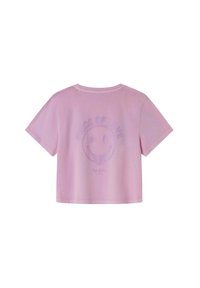 Camiseta corta rosa con un gráfico de cara sonriente impreso en la parte posterior, junto con el texto "Piece of Love" en una fuente moderna. Tejido de algodón suave.