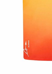 Koszula z krótkim rękawem w gradientzie od pomarańczowego do żółtego. Gładka tkanina, z białym logo po prawej stronie na dole. Okrągły dekolt.