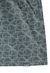 �Țesătură albastră cu un model geometric ce prezintă cercuri interconectate în alb. Include un etichetă mică în partea de jos pentru branding.