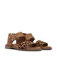 Sandalias de cuero marrón con una tira de tela de estampado de leopardo, una amplia apertura para los dedos y una gran hebilla decorativa. Suela plana con detalle de costura.