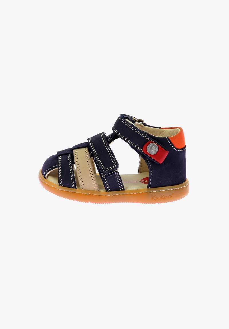 Marinblå och beige barnsandal med justerbara remmar, gummisula och orange accent. Texturerad ovandel med sömnadsdetaljer.