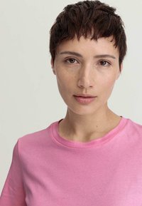 hessnatur T-shirt basic - rosa