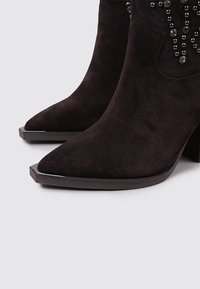 Alma en Pena Botines de tacón - brown