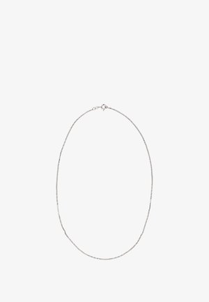 Sølvsmykke med kæde, der har et fint og delikat design med en glat overflade og en sikker lås. Cirkulære led i hele kæden.