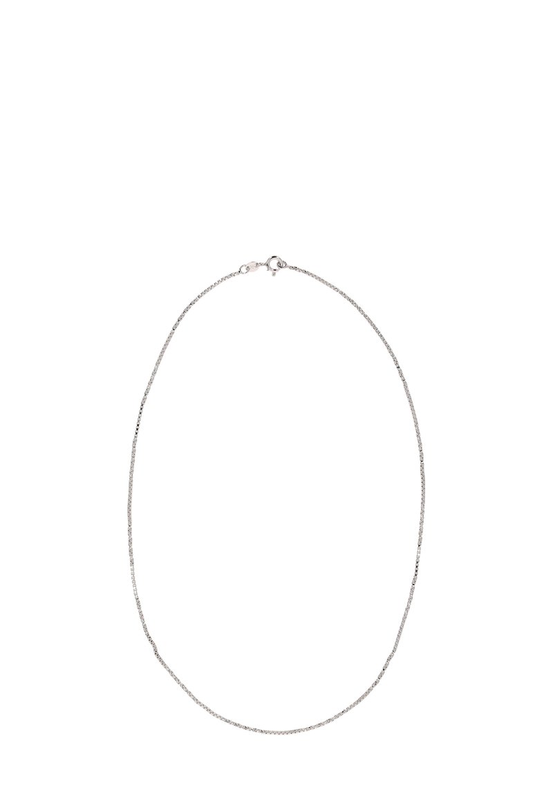 Ezüst láncnyaklánc, finom, elegáns dizájnnal, sima felülettel és biztonságos kapoccsal. Kör alakú láncszemek az egész láncon.
