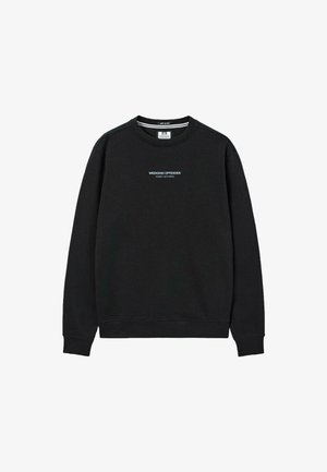 Mustem crewneck jakk, millel on valge tekst "WEEKEND OFFENDER ADMIT NOTHING" rinna keskel.