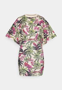 Φόρεμα με κοντά μανίκια, σε εκρού φόντο διακοσμημένο με πολύχρωμα τροπικά πουλιά και πλούσια πράσινα φύλλα, με ροζ ανθισμένες πινελιές.