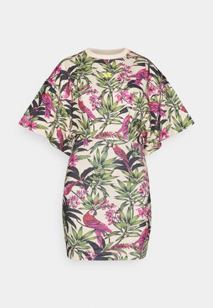 Korte mouwen jurk met een crèmekleurige achtergrond, versierd met kleurrijke tropische vogels en weelderige groene bladeren, met roze bloemaccenten.