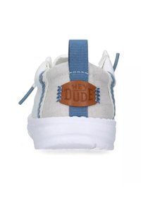 Sneakers in tela grigia chiaro con accenti blu, linguetta posteriore testurizzata e patch in pelle marrone. Suola in gomma bianca.