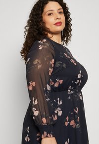 Vero Moda Curve VMSMILLA DRESS - Vapaa-ajan mekko - night sky/hallie