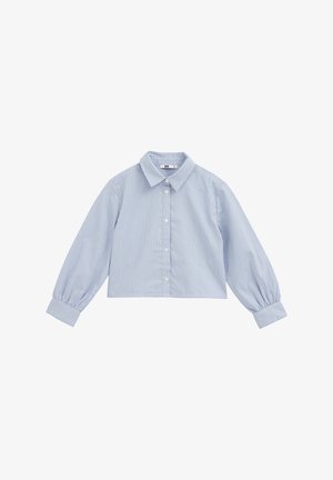 Chemise courte bleu clair à manches longues avec rayures verticales blanches, boutonnée devant, col classique et poignets boutonnés.