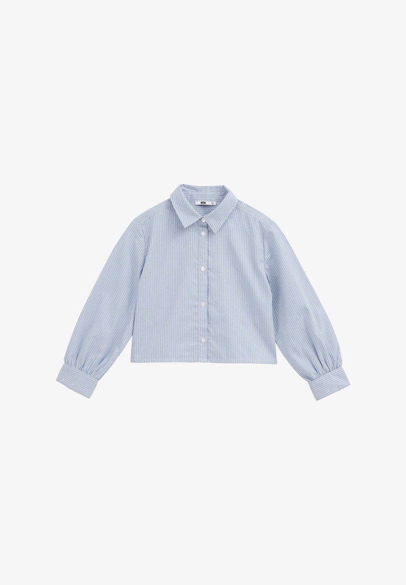 Chemise courte bleu clair à manches longues avec rayures verticales blanches, boutonnée devant, col classique et poignets boutonnés.