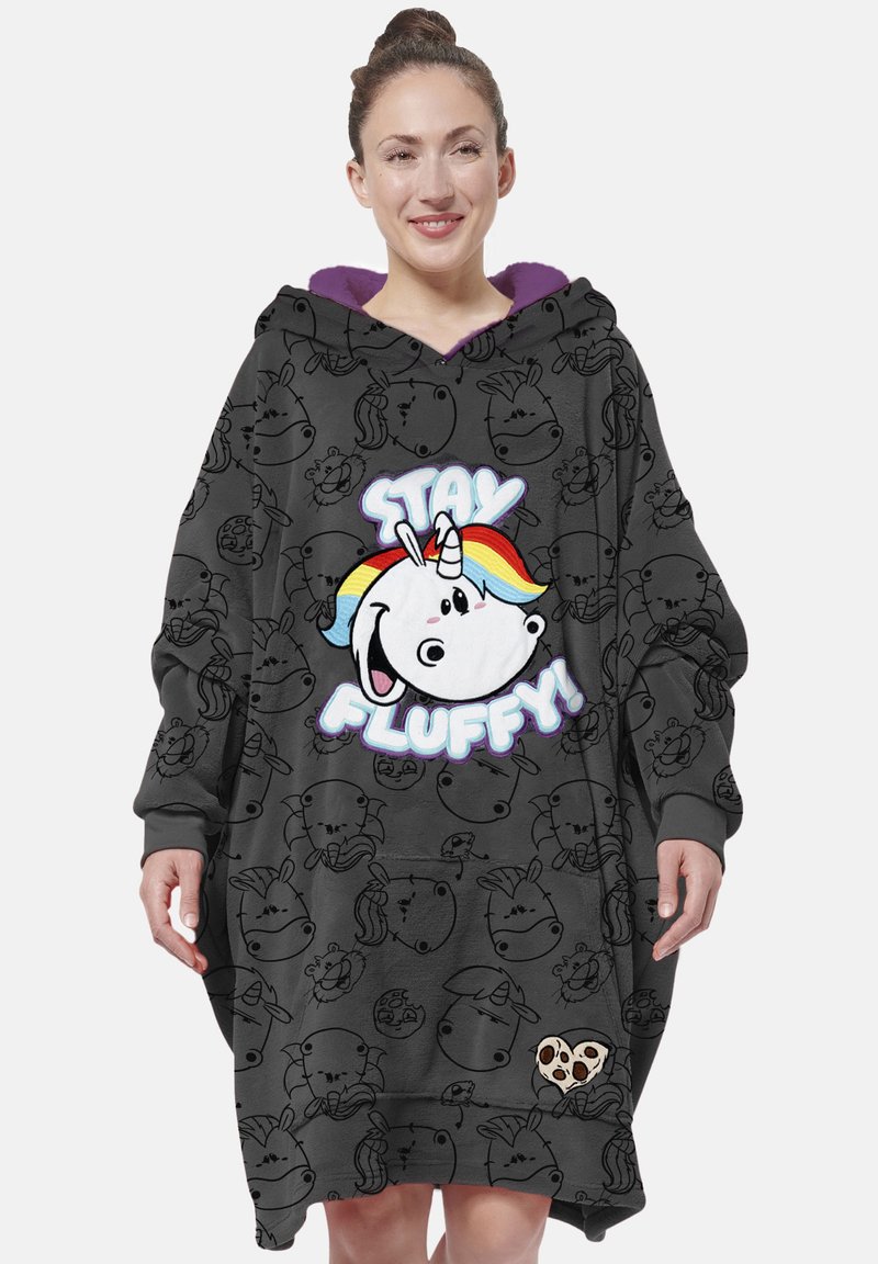 Felpa coperta grigia oversize con una grafica di unicorno e la scritta "STAY FLUFFY!", con un rivestimento interno viola, progettata per il calore.