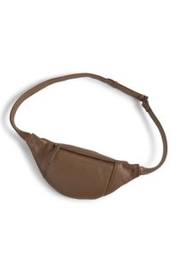Braune Leder-Gürteltasche mit glatter Textur, geschwungener Form, verstellbarem Riemen und einer vorderen Reißverschlusstasche. Kompaktes und funktionales Design.