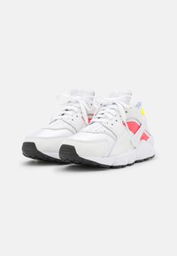 Nike Sportswear AIR HUARACHE - Sapatilhas - white/volt/bright crimson/black/light marine