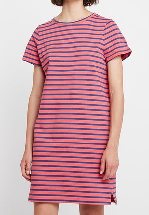 Gestreiftes kurzärmliges Kleid in Koralle und Marineblau, mit Rundhalsausschnitt, geradem Schnitt und seitlichem Schlitz für Bewegungsfreiheit.