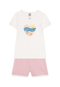 Camicia bianca a maniche corte in cotone con una grafica colorata a tema spiaggia, abbinata a pantaloni corti a righe rosa e bianche, con elastico in vita.
