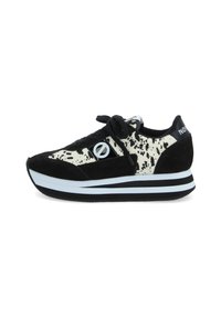 Zwart-witte sneaker met een gestructureerde bovenkant van speckled materiaal, van suède en textiel, ronde logodetail en een dikke witte en zwarte zool.