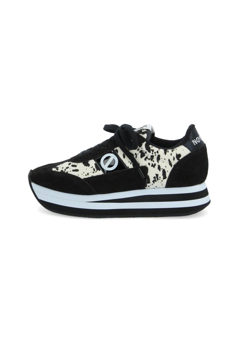 Zwart-witte sneaker met een gestructureerde bovenkant van speckled materiaal, van suède en textiel, ronde logodetail en een dikke witte en zwarte zool.