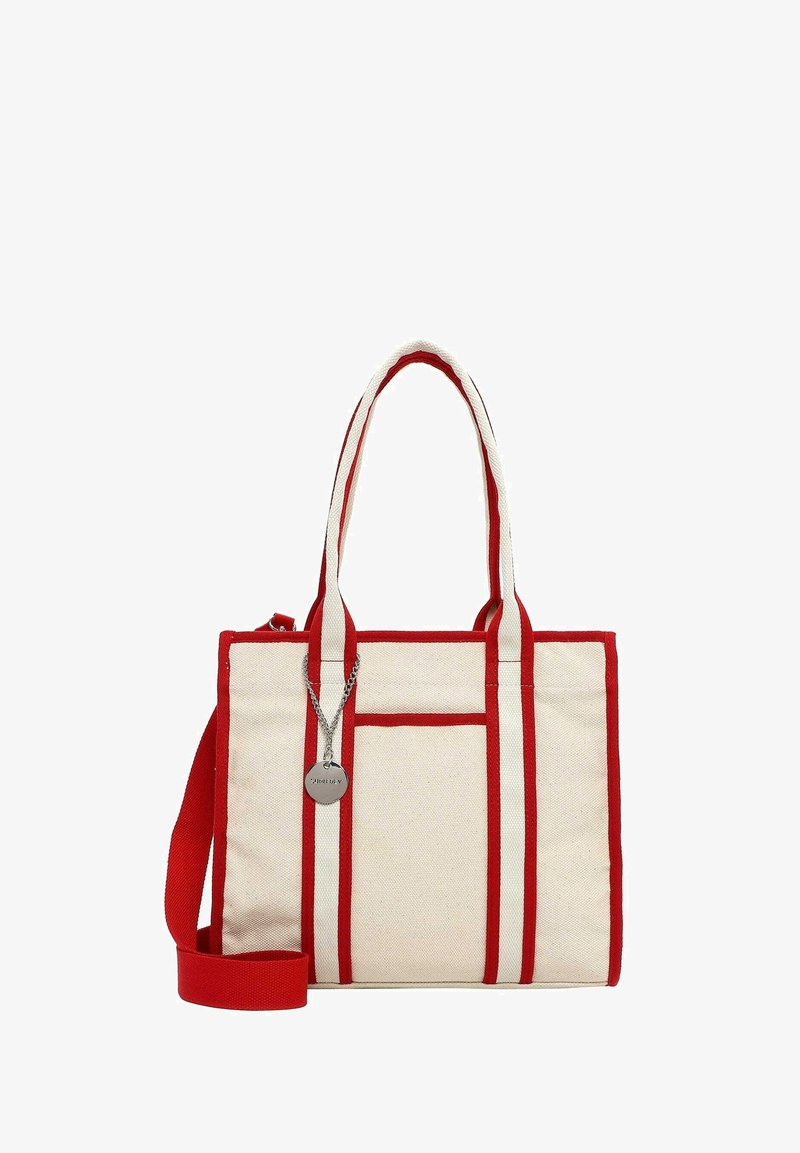 Sac fourre-tout en toile couleur crème avec des accents rouges, doté de doubles poignées et d'une bandoulière amovible, d'une étiquette argentée et de coutures structurées.