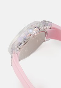 Klares Kristalluhr mit pinkem Silikonarmband, ausgestattet mit drei Tasten und einem glatten, metallischen Gehäuse. Fokus auf modernes Design und lebendige Farben.