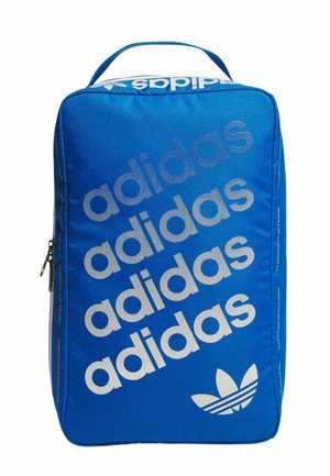 Borsa rettangolare blu Adidas con testo diagonale bianco Adidas ripetuto quattro volte e logo trefoil Adidas in basso a destra.
