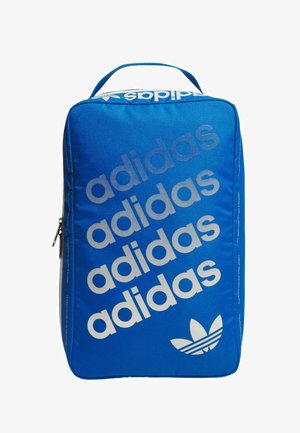 Borsa rettangolare blu Adidas con testo diagonale bianco Adidas ripetuto quattro volte e logo trefoil Adidas in basso a destra.