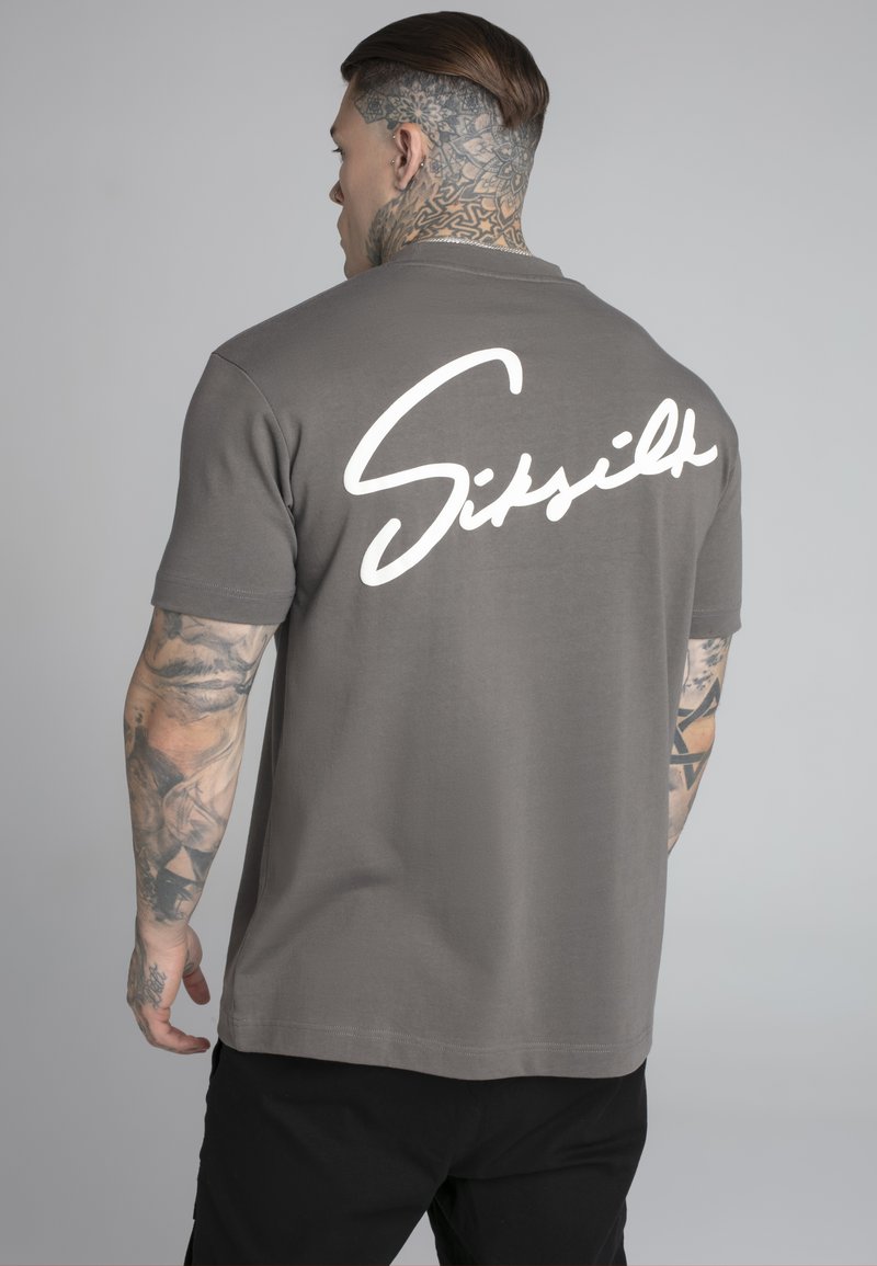 SIKSILK SCRIPT  - Nyomott mintás póló - brown