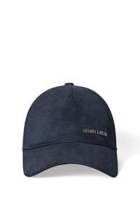 Gorra de béisbol de ante azul marino con visera curvada y un acabado texturizado. Presenta un logo metálico de la marca en la parte frontal.
